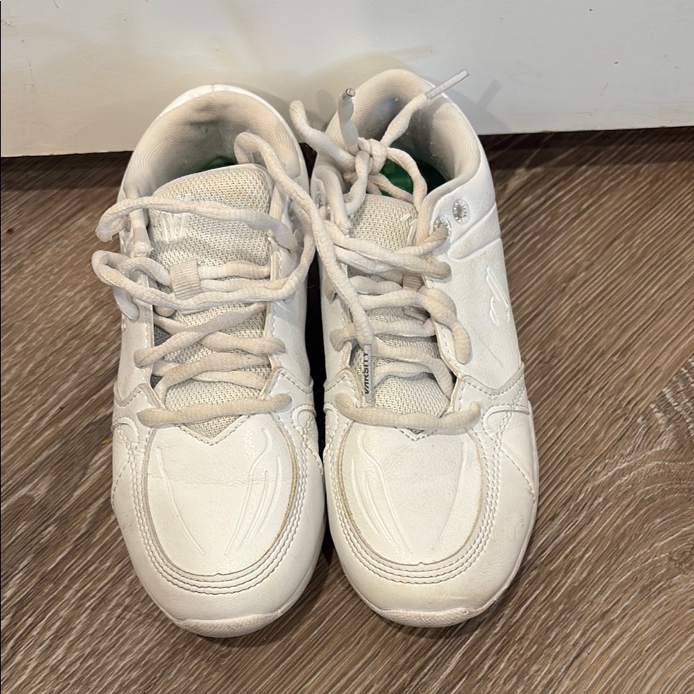 Varsity white huddle cheer shoes size 4.5
